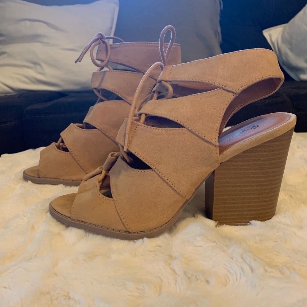 Qupid Core-135X Taupe Lace-Up Sandals